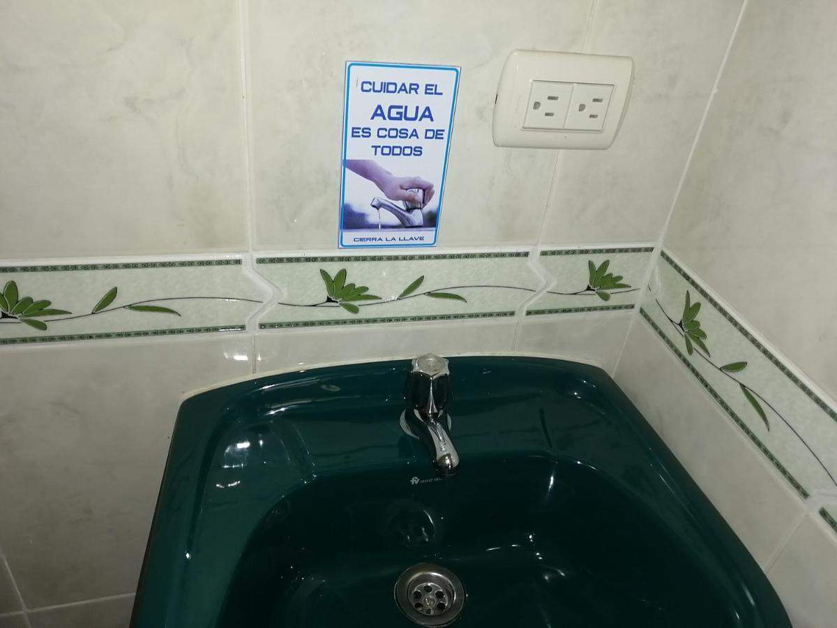 Hostal Los Lirios Loja Exteriér fotografie