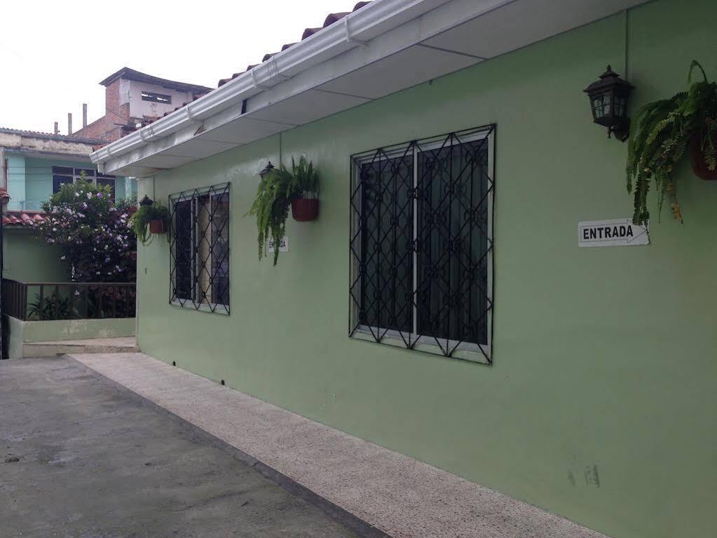 Hostal Los Lirios Loja Exteriér fotografie